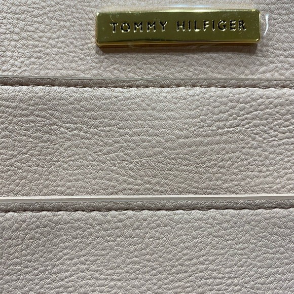 New Tommy HILFiGER - Picture 10 of 10